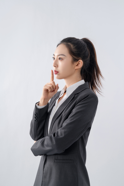 充满魅力自信的职场女性实拍图版权图片下载