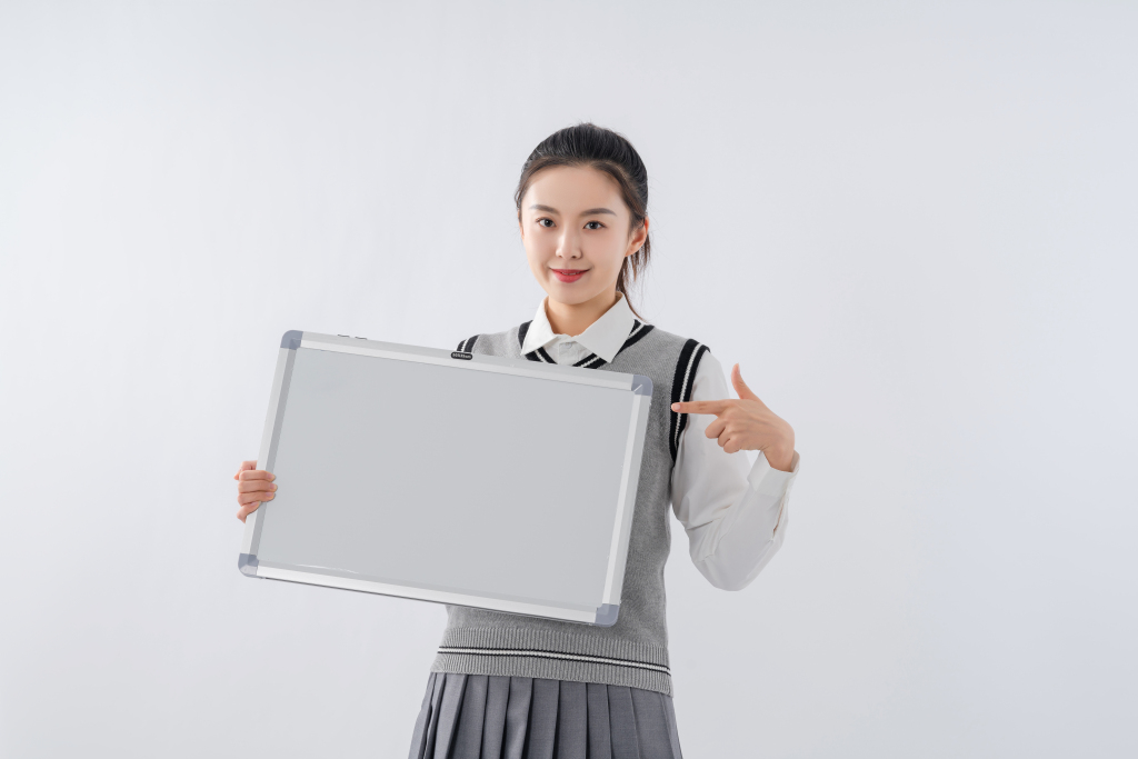 面向镜头的可爱小姐姐高清图版权图片下载