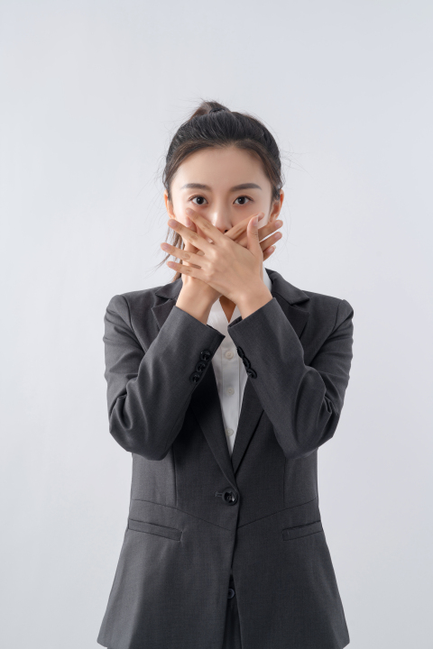 捂嘴难以置信的职场女性实拍图版权图片下载