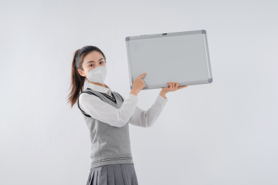 双手搬着白板的女生高清图