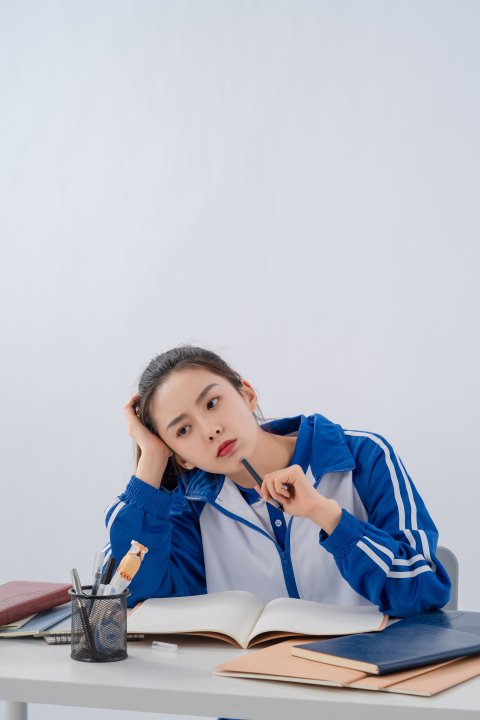拖着头愁眉苦脸的女生高清图版权图片下载