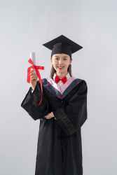 手持毕业证的漂亮女学生高清图