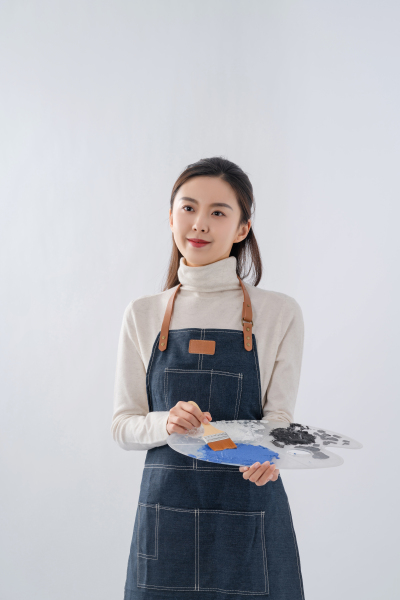手拿绘画工具的文艺女青年图片
