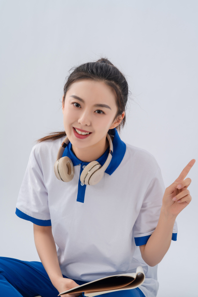 笑容开朗活泼的青春女同学实拍图