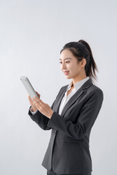 自信微笑查看数据的职业女性实拍图