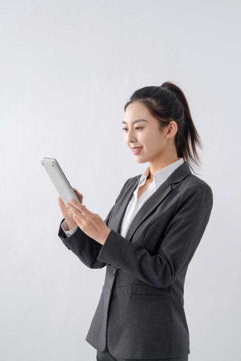 自信微笑查看数据的职业女性实拍图版权图片下载