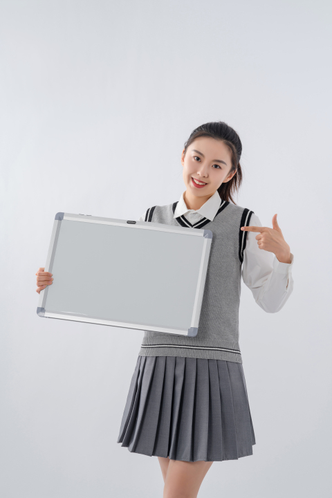 拿着白板手比耶的女生照片高清图版权图片下载
