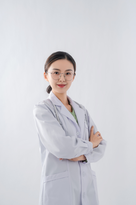 专业自信从容的优秀女医生实拍图版权图片下载