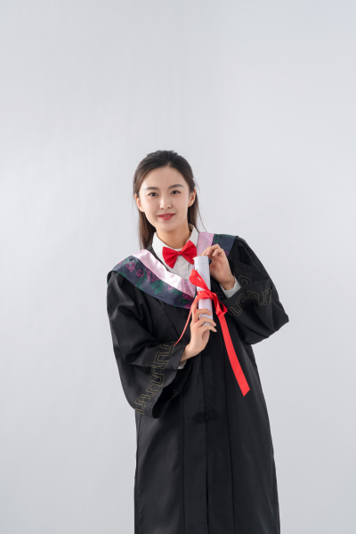 毕业季拿毕业证的女大学生高清图