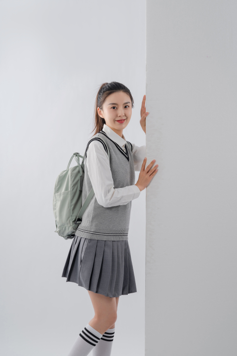 气质女大学生拍照高清图版权图片下载