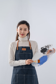 手拿调色盘的绘画女青年图片