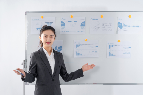 自信专业富有条理的女性实拍图