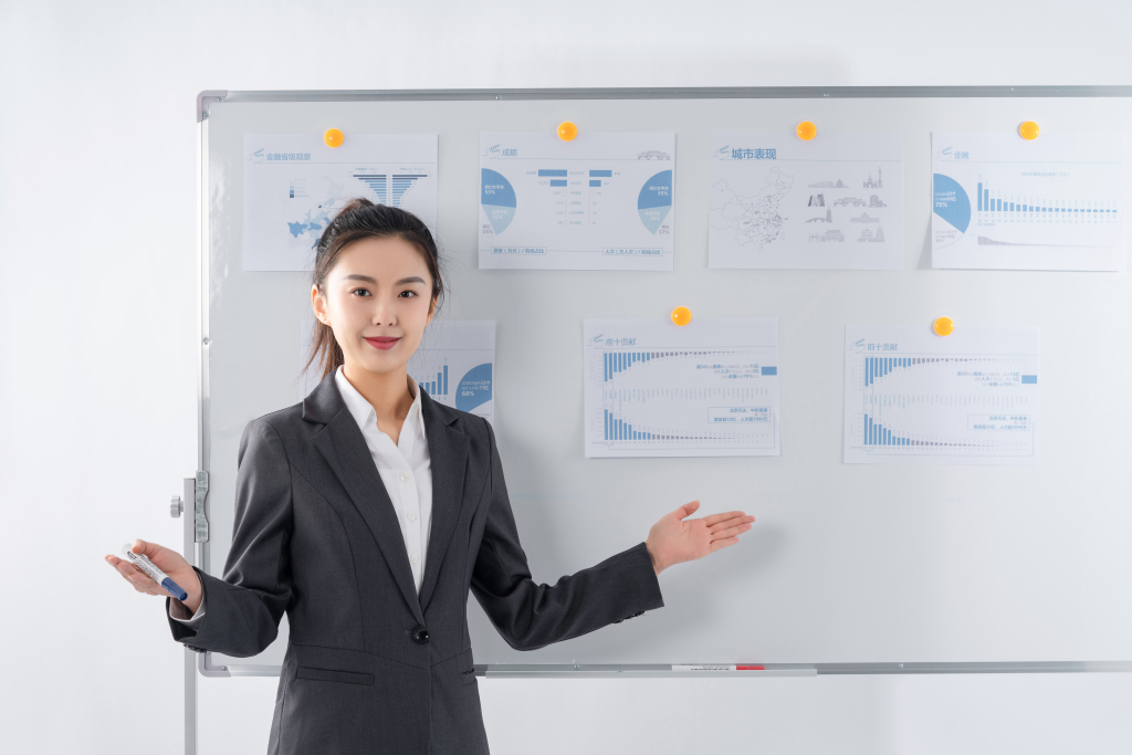 自信专业富有条理的女性实拍图版权图片下载