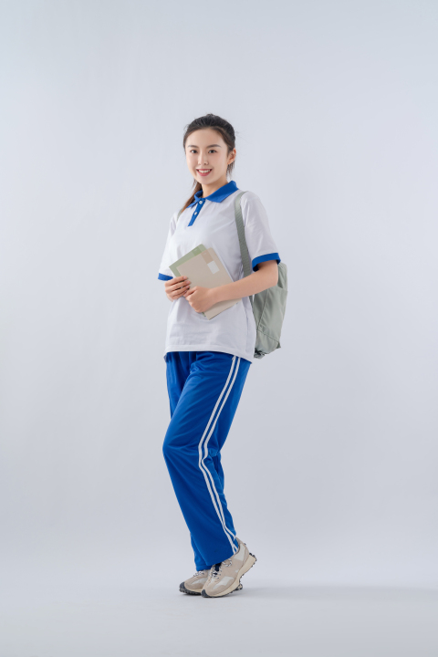 背书包匆匆行走的高三考生实拍图版权图片下载