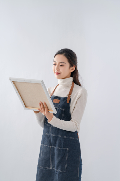 正在画画中的女老师图片