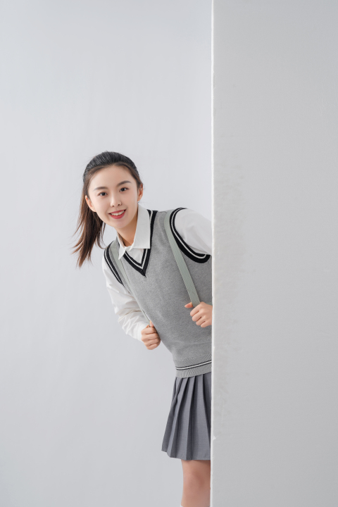从墙后偷看镜头女生写真高清图版权图片下载