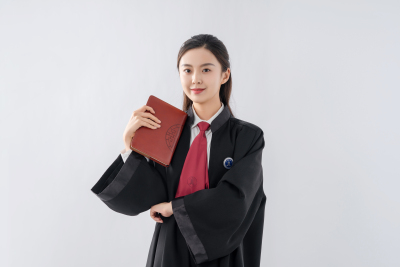 手拿书本的女法官图