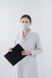 专业女医生拿记录本实拍图