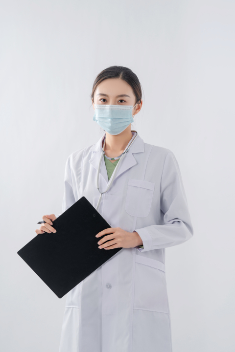 专业女医生拿记录本实拍图版权图片下载