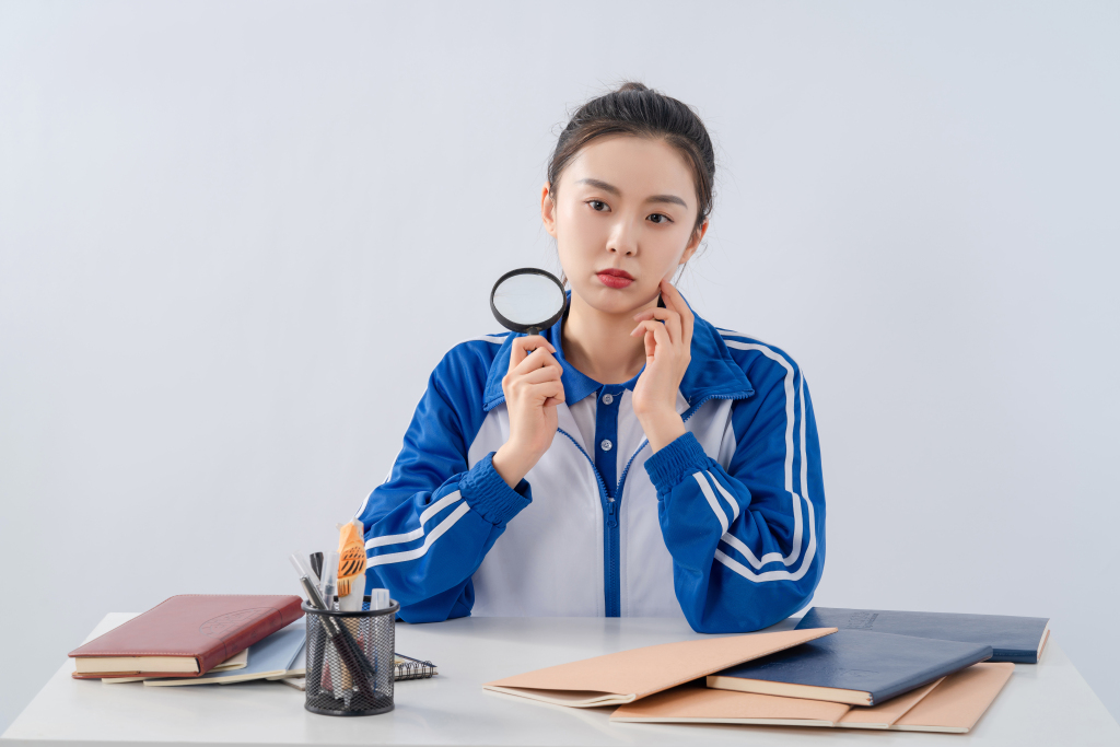 手拿放大镜摆拍的女学生高清图版权图片下载