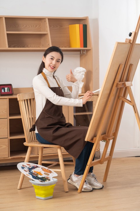 女教师丙烯课堂教学图版权图片下载