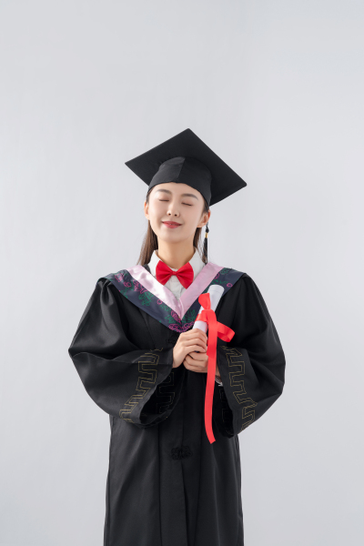 毕业典礼上的女大学生高清图