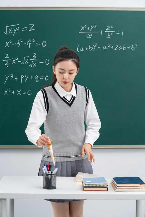 数学老师课堂授课高清图版权图片下载