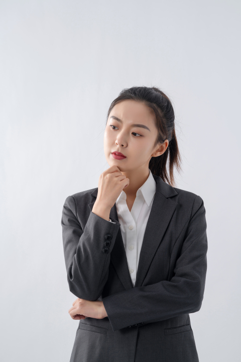头脑风暴的优秀职场女性实拍图版权图片下载
