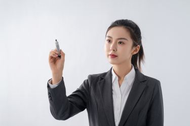 企业聪明自信的女白领实拍图