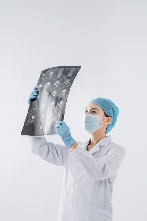 女医生手拿X光片仔细查看实拍图版权图片下载