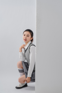 蹲着拍照的女大学生高清图