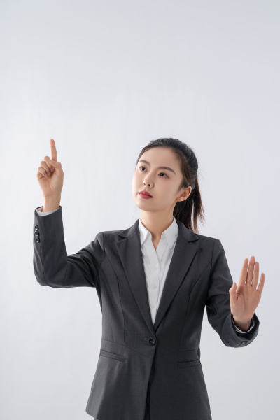 穿着得体的专业职场女性实拍图