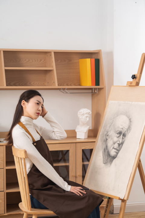 素描课堂的女孩实拍图版权图片下载