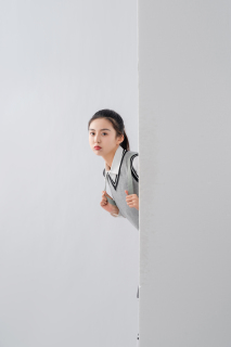 墙后面探头的女生写真高清图