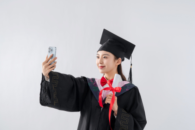 拿手机自拍的毕业生高清图