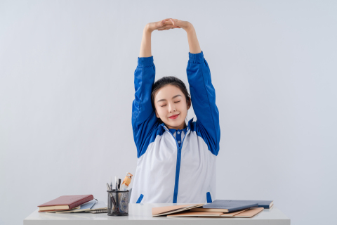 课堂上伸懒腰的女学生高清图