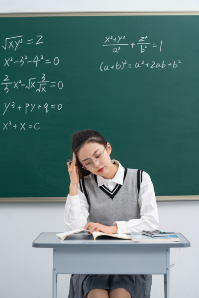 认真思考截图的学生高清图