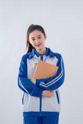 怀抱笔记穿校服的可爱学生实拍图
