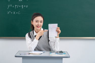 手拿考试答题卡学生实拍图