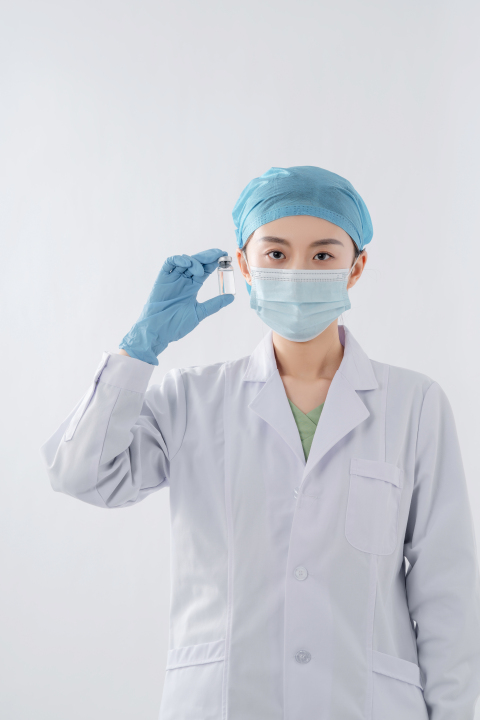 手拿采样试管展示的女医生实拍图版权图片下载
