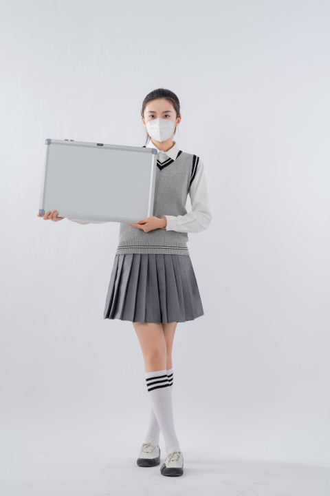 戴口罩拿白板的女生文艺照高清图版权图片下载