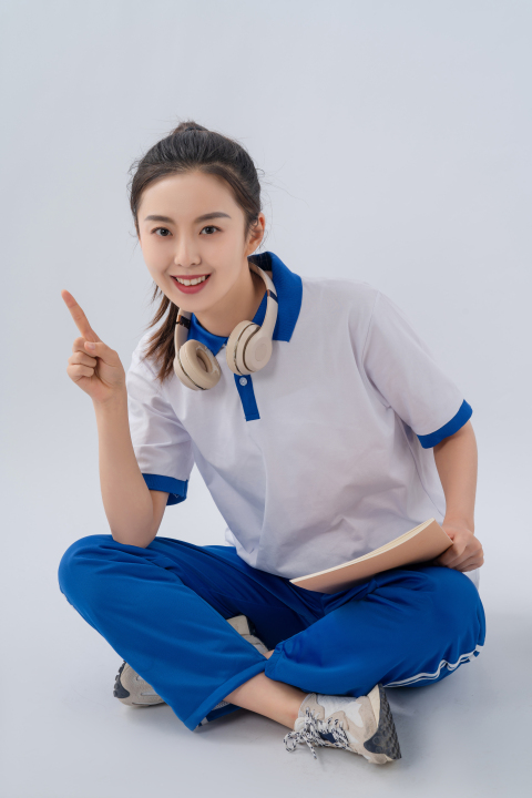 穿夏季校服坐地上的女同学实拍图版权图片下载
