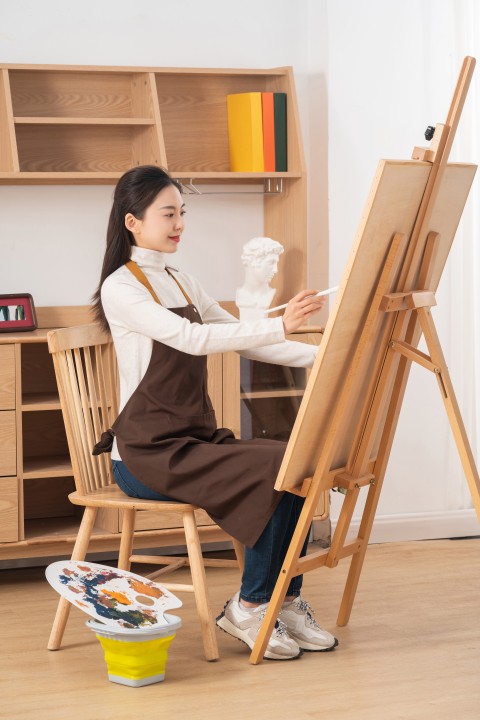 油彩画制作中版权图片下载