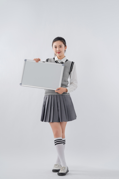 穿裙子拿白板拍照的女生高清图版权图片下载