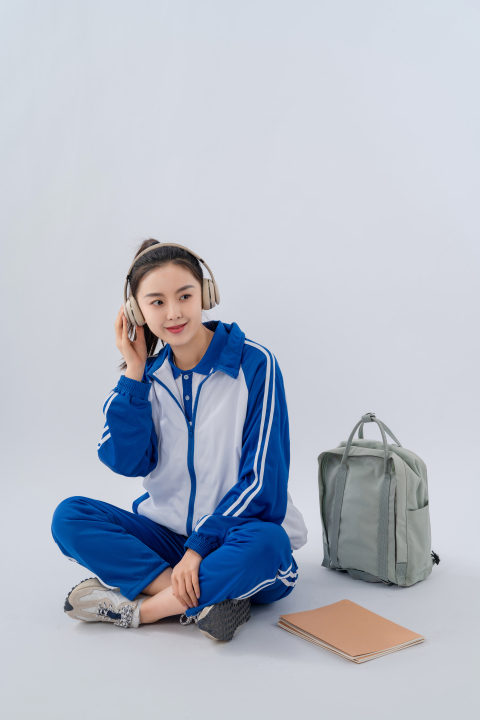 可爱认真听听力的女同学实拍图版权图片下载