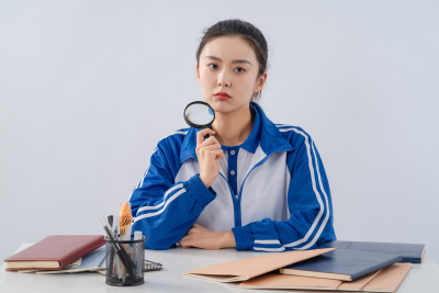 拿着放大镜发呆的女生高清图
