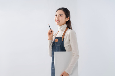 手拿绘画本的女教师高清图