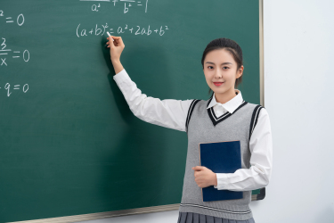 课堂上认真授课的女教师高清图