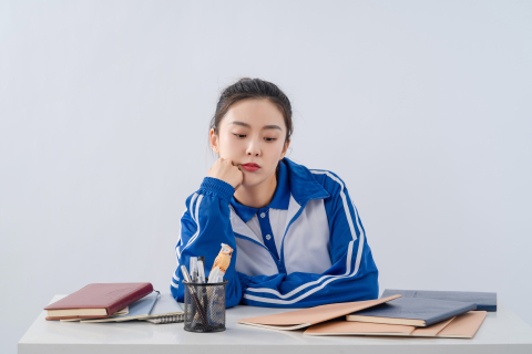 不认真看书的女学生高清图