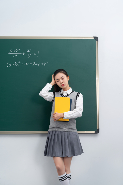手拿教案讲课老师实拍图版权图片下载